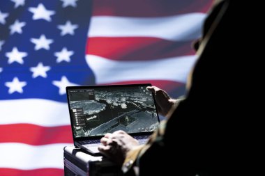 ABD FBI ajanı organize suçlar ve terörizmle savaşıyor. Tespit sistemini laptopta kullanıyor. Yakın çekim. Amerikan subayı, ülkeye giren teröristleri izleyerek ulusal egemenliği koruyor.