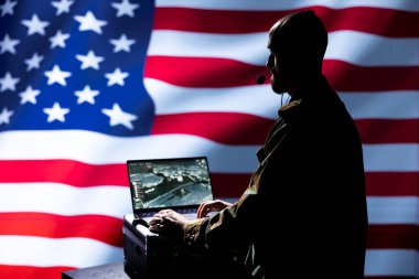 Amerikan NATO hava savunma operatörü radar algılayıcı füze saldırıları, uzay gözetlemesi ve uydu takibi yapıyor. ABD ajanı roketleri önlemek için askeri yazılım kullanıyor