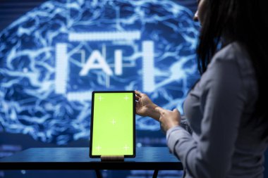 Krom anahtar tablet üzerinde yapay zekayı kullanarak veriye dayalı kararları geliştirmenin yollarını arayan yeni iş arkadaşları. Teknisyenler yapay zeka teknolojisini geliştirmek için aygıt kullanıyorlar.