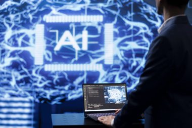Bilgisayardaki karmaşık verilerden kullanılabilir bilgiler elde etmek için yapay zeka bilişsel hesaplama kullanan programcı. Çalışan, karmaşık hesaplamaları hızlandırmak için yapay zeka teknolojisi kullanıyor.