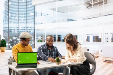 Emlakçı ekibi ofis düzenini kopyalama alanının yanında sunuyor. Müşteriyle birlikte planları inceliyorlar. Emlakçılar kira kontratı ve kira sözleşmesi için çalışıyorlar..