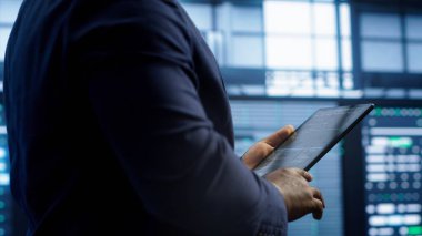 Teknisyen sunucu odasında yürüyor, check-up yapıyor, gerekli onarım verilerini tablete yüklüyor. Bilgi işlem uzmanı veri merkezi depolama altyapısı, kamera A 'da çalışıyor.