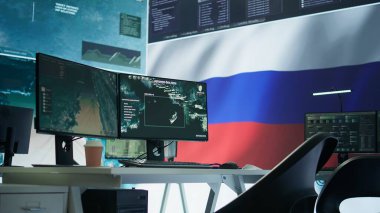 Büyük ekranda Rus bayrağı dalgalanan boş ordu karargahı, Rus federasyonu ve hükümet halkın arasına sahte haberler yaymak için propaganda yapıyor. Kamera B.