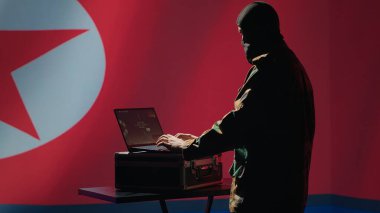 Kuzey Kore hava savunma operatörü radar algılayıcı füze saldırıları, uzay gözetlemesi ve uydu takibi yapar. Pyongyang rejim ajanı roketleri ve kamera A 'yı önlemek için askeri yazılım kullanıyor.