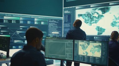 Hükümet hackerları yüksek teknoloji ofisindeki ağ sistemlerini sömürüyorlar, ulusal sunucu güvenliği için siber operasyonlar yürütüyorlar. Siber suçlarla savaşmak için veri koruma ve çevrimiçi güvenliğe odaklanın. Kamera B.