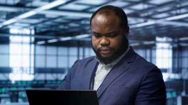 Veri merkezindeki yazılım geliştirici problemleri çözmek için dizüstü bilgisayardaki tanısal testler ve hata kontrol araçları çalıştırıyor. IT uzmanı, dizüstü, kamera A kullanarak platformların performansını etkileyen ağ sorunları arıyor