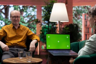 Huzurlu evdeki yaşlı çift, yaşlılara ve arkadaşlıklara vurgu yaparak, modelleme gösterisinin yanında sohbet ediyor. Mutlu karı koca gülüyor..