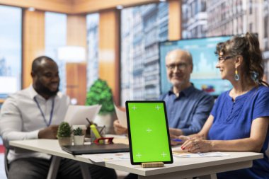 Üst düzey erkek ve kadın, modern ofiste danışman ile buluşuyor. Dizüstü bilgisayarda izole edilmiş kroma anahtar ekranı. Finansal uzman müşterilerin kendileri için uygun emeklilik planını seçmelerine yardımcı oluyor.