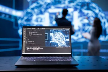 Bulanık arka planda iş arkadaşları tarafından kullanılan yapay zeka bilişsel hesaplama teknolojisine odaklan. Kendi kendini öğrenme algoritmaları ile veri madenciliği yapmak için programcılar tarafından kullanılan defteri kapat