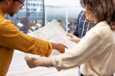 Modern bir yüksek sınıf şehir binasında, mimari tasarım ve planlara odaklanan bir emlakçı tarafından yönetilen profesyonel ofis turu. Geliştirme için bir yatırım stratejisi planlamak.