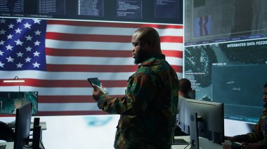 Amerikan askeri istihbarat subayları bir komuta merkezinde devlet sırlarını korumak için gözetim bilgilerini izliyorlar. Bir askeri harekat üssünde güvenliği sağlamak. Kamera B.