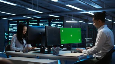 İzole ekran bilgisayarı kullanarak veri merkezini denetleyen programcı, sistemin ağ görevlerini yerine getirmesini sağlar. Sunucu odasında bilişim uzmanı Chroma anahtar PC, kamera B ile ağ trafiğini takip ediyor