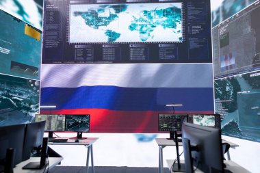 Büyük ekranda Rus bayrağı olan boş askeri komuta merkezi drone kontrol ajansı halkı korkutmak için yanlış bilgi ve sahte haberler yayıyor. Rus Federasyon Ordusu.