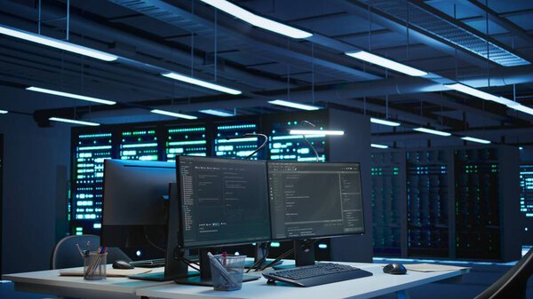 Серверные ряды и компьютер, используемые для обеспечения оптимальной производительности и надежности, управления оборудованием. Высокотехнологичный центр обработки данных, используемый для контроля сетевых соединений, панорамного снимка