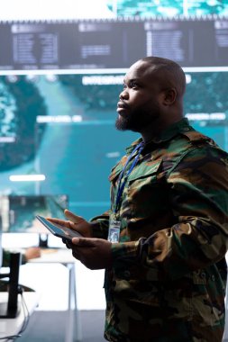 Askeri uzmanlardan oluşan bir ekip uydu verilerini ve gerçek zamanlı bilgilerini izler, stratejik görevleri koordine eder. Yüksek teknolojili bir operasyon odasında karar verme ve ulusal güvenlik üzerinde çalışıyorum..