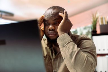 Uzaktan muhasebe bakiyesi üzerinde çalışan stresli mali danışman ev ofisinin baskısı altında olduğunu hissediyor. İşadamı mali işler için çok çalıştı ve yoruldu..