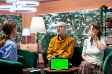 Tıbbi asistan yaşlılara reçeteli bir tedavi uyguluyor. Evlerinde fotokopi yeri olan tablet kullanıyor. Hemşire onların refahı için tıbbi ve profesyonel tavsiyeler veriyor..