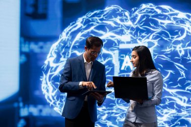 Yazılım mühendisleri karmaşık problemleri çözmek için insan beyninden modellenmiş nöral ağları kullanır. Verilere bakmak için yapay zeka kullanan yüksek teknoloji işyeri uzmanları