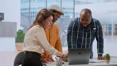 Girişimci, turne sırasında üst sınıf bir ofis kiralama planı yapmak için uzmanlardan oluşan bir emlak ekibiyle işbirliği yapıyor. Müşteri sözleşmeyi müzakere ediyor ve anlaşmaya varıyor. Kamera B.