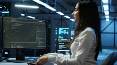 Veri merkezindeki programcı ofise geliyor, sistemin ağ görevlerini yerine getirmesini sağlamakla görevli. Bilgi işlem uzmanı, sunucu çiftliğinde iş değişimi başlatma, ağ trafiğini PC, kamera A ile izleme