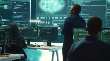 Yüksek teknolojili siber saldırılar ve dijital casusluk yoluyla hassas bilgileri hedef alan hükümet hackleme grubu. Ulusal güvenlik ve veri gizlilik sunucuları üzerinde çalışan bilişim uzmanlarından oluşan bir ekip. Kamera A.