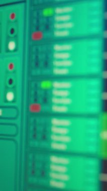 Ev stüdyosundaki elektronik aletlerle müzik kaydetmek için kullanılan dikey video boşluğu, şarkıları modern ekipmanlarla karıştırıp ustalaştırıyor. Panel ses paneli ve performans konsolu ile ezgiler oluşturuluyor.