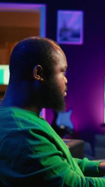 Vertical Video Skills müzik yapımcısı Midi controller synthesizer 'da yeni şarkılar yaratarak, bilgisayar üzerinde karıştırma konsolu ve profesyonel yazılım ile çalışıyor. Piyano kullanan ve akustik melodilerde ustalaşan sanatçı