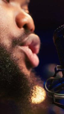 Dikey Video Yeteneği bestecisi, şarkı sözleri ve piyano tuşlarıyla yeni bir melodi üreterek, ses dosyalarını düzenlemek için onları karıştırma konsoluyla kaydediyordu. Genç yetenekli sanatçı yapımcı film müzikleri yapıyor. Kamera A