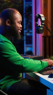 Dikey Video Ses Mühendisi, yeni bir müzik yaratmak için karıştırma konsolu ve midi denetleyici kullanarak profesyonel pc yazılımında yeni melodiler kaydediyor ve üretiyor. Sanatçı evde stereo teçhizat kullanıyor