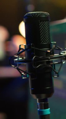 Ev stüdyosunda karıştırma konsolu ve müzik kayıt araçlarıyla donatılmış dikey video boş masa, film müziği yapımında ve yapımında kullanılan profesyonel ekipman. Stereo yükseltici ve dengeleyici.