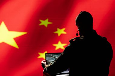 Komuta merkezindeki Çinli asker düşmanların tehditlerini tespit etmek için askeri teknolojiyi kullanıyor. Ordu personeli savaş hattındaki generallere bilgi iletmek için dizüstü bilgisayar kullanıyor.