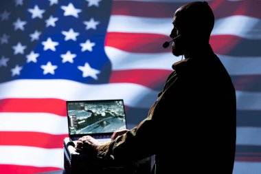 Amerikan ordusunun hareket memuru kulaklık mikrofonuyla cephede savaşan komutanlara strateji anlayışı sunuyor. Komuta merkezi operatörü Amerikan bayrağı üzerinde izole edilmiş askerlere istihbarat sağlıyor.