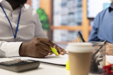 Modern ofisteki eski müşterilere açıklamak için sözleşme şartlarını vurgulayan finans uzmanı, üst düzey kişilere profesyonel tavsiyelerde yardımcı oluyor. Emeklilik planı seçiyorum. Kapat..