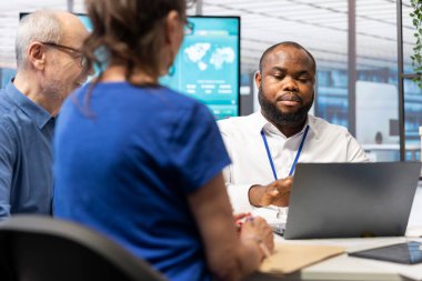 Yaşlılar, bir finans acentesine ayrıntılı bir emeklilik planı hazırlamak, hayat tasarrufları, yatırımlar ve rahat bir gelecek sağlamak için danışmanlık yapıyorlar. Aile harcamaları ve finans.