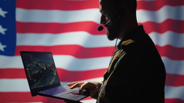 Amerikan NATO hava savunma operatörü radar algılayıcı füze saldırıları, uzay gözetlemesi ve uydu takibi yapıyor. ABD ajanı roketleri önlemek için askeri yazılım kullanıyor, kamera B