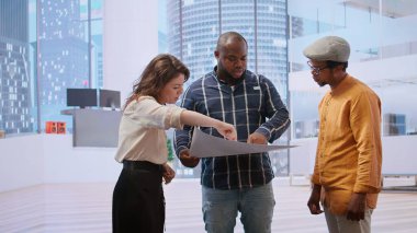 İş adamları ve müteahhitler potansiyel emlak yatırımları için ofis turu düzenliyor, emlakçıyla başlangıç geliştirme ve taşınma planları yapıyorlar. Yasal yardım ve sigorta. Kamera B.