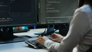 Veri merkezindeki bilgisayar bilimci bilgisayara yazılım yüklüyor, sorun çıkarma sorunları, el kamerası görüntüleri. Sunucu merkezinde IT uzmanının kapatılması performans kriterleri, kamera A