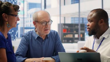 Emeklilik planı ve hayat sigortası konusunda finansal danışmanlık alan orta yaşlı insanlar, emeklilik planlarıyla tasarruflarını artırmaya odaklanıyorlar. Yaşlı çift bankacıyla buluşuyor. Kamera A.