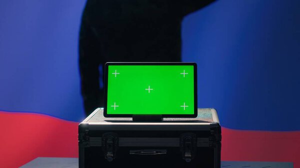 экс-агент ФСБ ФСБ, использующий средства массовой пропаганды на ноутбуке с зеленым экраном, чтобы влиять на умы населения. Российский шпион заглушает оппозиционные онлайн-голоса с помощью макета ноутбука, камеры А