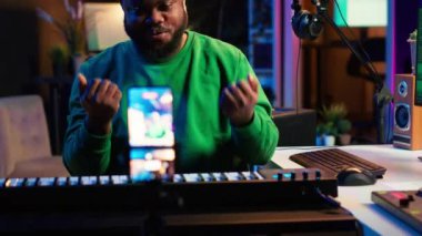 Müzisyen, insanların piyano çalmasına yardım etmek, kendi stüdyosundan ders vermek ve video dersleri kaydetmek için çevrimiçi ücretli dersler veriyor. Midi kontrol klavyesini çalan müzik öğretmeni. Kamera A.