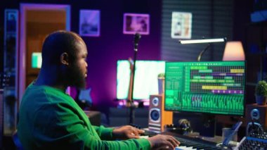 Yetenekli müzik yapımcısı Midi controller synthesizer 'da yeni şarkılar yaratıyor, karıştırma konsolu ve profesyonel yazılım ile bilgisayar üzerinde çalışıyor. Piyano kullanan ve akustik melodilerde ustalaşan bir sanatçı. Kamera B.