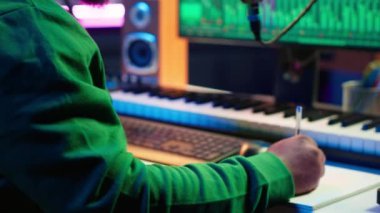 Yetenekli ünlü besteci, dijital yazılımla müzik besteleyerek yeni mısralar ve şarkı sözleri yazar. Sanatçı şarkı sözü yazarı ses ekipmanları ve ekipmanlarla çalışır, kayıt yapar. Kamera A.