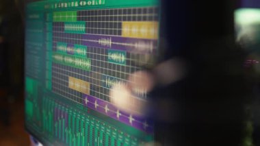 Boş stüdyo masası DAW yazılımı ve karıştırma konsolu ile karışık parçalar karıştırmak ve ustalaştırmak için kullanılır, post prodüksiyon. Profesyonel ses kayıt cihazları ve modern dişli, müzik endüstrisi.