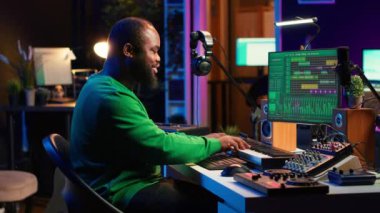 Ses mühendisi, yeni bir müzik yaratmak için karıştırma konsolu ve midi denetleyici kullanarak profesyonel bilgisayar yazılımında yeni melodiler kaydediyor ve üretiyor. Sanatçı müzik setini ev stüdyosunda kullanıyor. Kamera A.