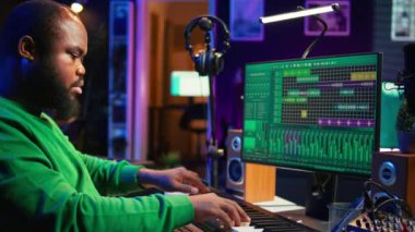 Piyano çalan ve dijital yazılımda melodileri karıştıran ses mühendisi, yeni şarkılar besteledi ve prodüksiyona ses efektleri ekledi. Besteci müzik endüstrisi için film müziği yapıyor. Kamera B.
