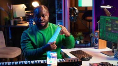 Yetenekli bir müzisyen, müzik notaları ve online video dersleri ile ev stüdyosunda internet dersleri veriyor. Yapımcı sanatçı akustik nota okumayı, piyano çalmayı öğretiyor. Kamera A.