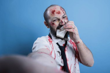 Öfkeli adam çok fazla kahve içtikten sonra deliriyor, tek kullanımlık fincanı ısırıyor, hasta görünüyor. Zombi gibi görünen deli, aşırı kafeinden sonra şiddete başvuran, stüdyo geçmişi olan biri.