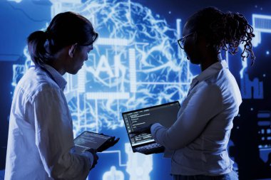 Eğitimli programcılar karmaşık verilerden kullanılabilir bilgiler elde etmek için yapay zeka hesaplamasını kullanmanın yollarını arıyor. Becerikli çalışanlar büyük veri tabanlarını işlemek için yapay zeka uyguluyorlar.