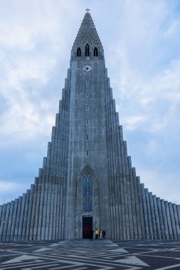 Hallgrimskirkja Kilisesi 'nin girişi Mart 2023 dolaylarında. Hallgrimur' un kutsal katedralinin ön kapısı. Güzel taş mimarisi var. Kutsal Lüteryen binasının tepesinde dini haç var..