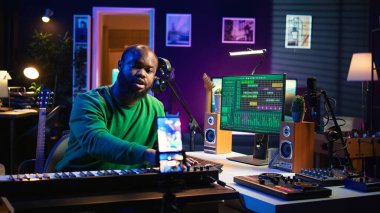 Piyano öğretmeni, tüm yeni başlayanlar için online ders veriyor sosyal medyada insanlar, elektronik klavye çalmada içgörü ve teknikleri paylaşıyor. Sentezleyicili eğitici eğitim. Kamera B.